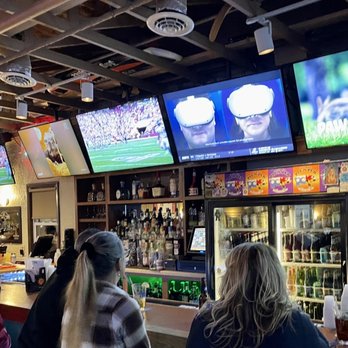 28th St. Pit & Pub - people watching tvs - Barbeque Near Me - Ocean City, Maryland