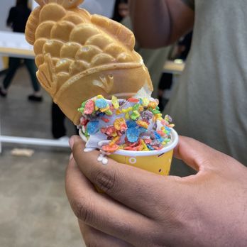 Somisomi - Cookies and crème with fruity pebbles - Desserts Near Me - Long Beach, California Somisomi - Cookies and crème with fruity pebbles - Desserts Near Me - Long Beach, California