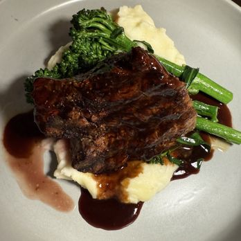 JC Bruno Restaurant - Filet with way too garlicky boxed mash potatoes - New American Near Me - San Bruno, California JC Bruno Restaurant - Filet with way too garlicky boxed mash potatoes - New American Near Me - San Bruno, California
