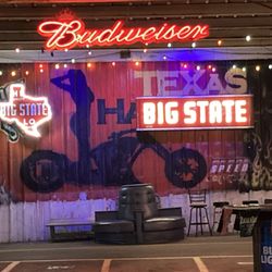 Strokers Ice House Bar & Grill - Out back smoking/sitting/event area l of restaurant