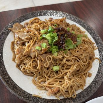 Bee Bite Dumpling - Shanghai-Style Scallion Oil Noodle (w/ beef for $3): Very tender beef, but bland dish. - Chinese Near Me - Houston, Texas