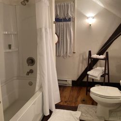 Heslet House - Upstairs bathroom