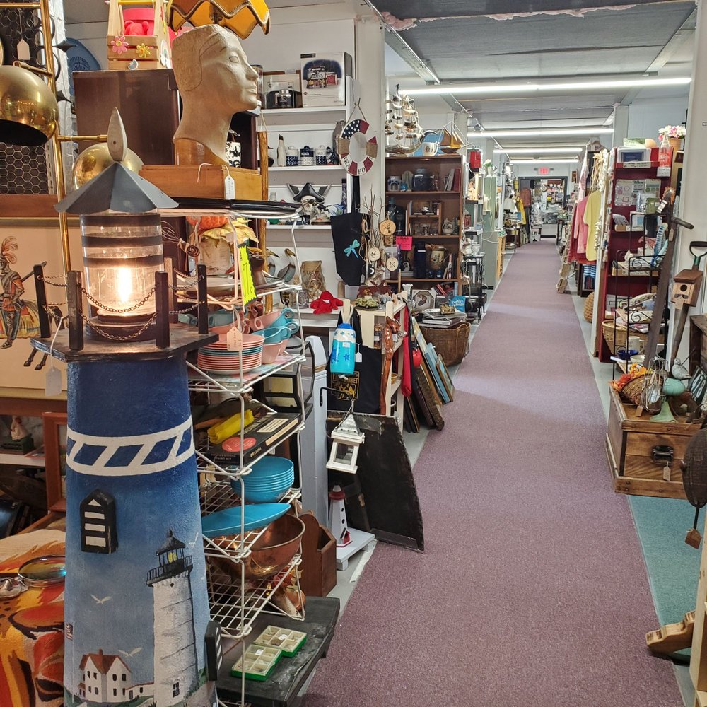 BOMAR HALL ANTIQUES AND COLLECTIBLES Updated October 2024 30 Photos