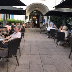 Hemingway - Außenbereich mit Sonnenschirmen