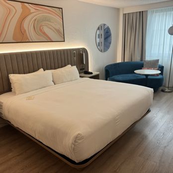 Sonesta Miami Airport - One King bed - Hotels Near Me - Miami, Florida Sonesta Miami Airport - One King bed - Hotels Near Me - Miami, Florida