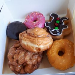 LA Donuts - Npt a bad selectipn at all if you ask me, especially the Homer Simpson in there haha :D