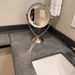 Calderwood Inn - Light of the mirror does not work
