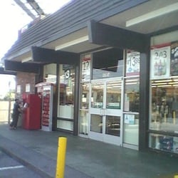 7-Eleven - Entrance with outdoor Redbox