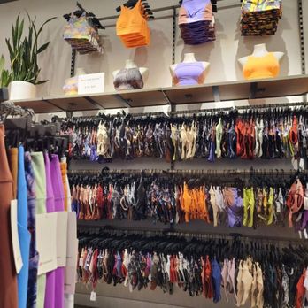 Lululemon - Sports Wear Near Me - Rosemont, Illinois