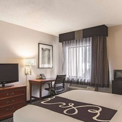 Howard Johnson by Wyndham Sacramento Downtown - Guest room