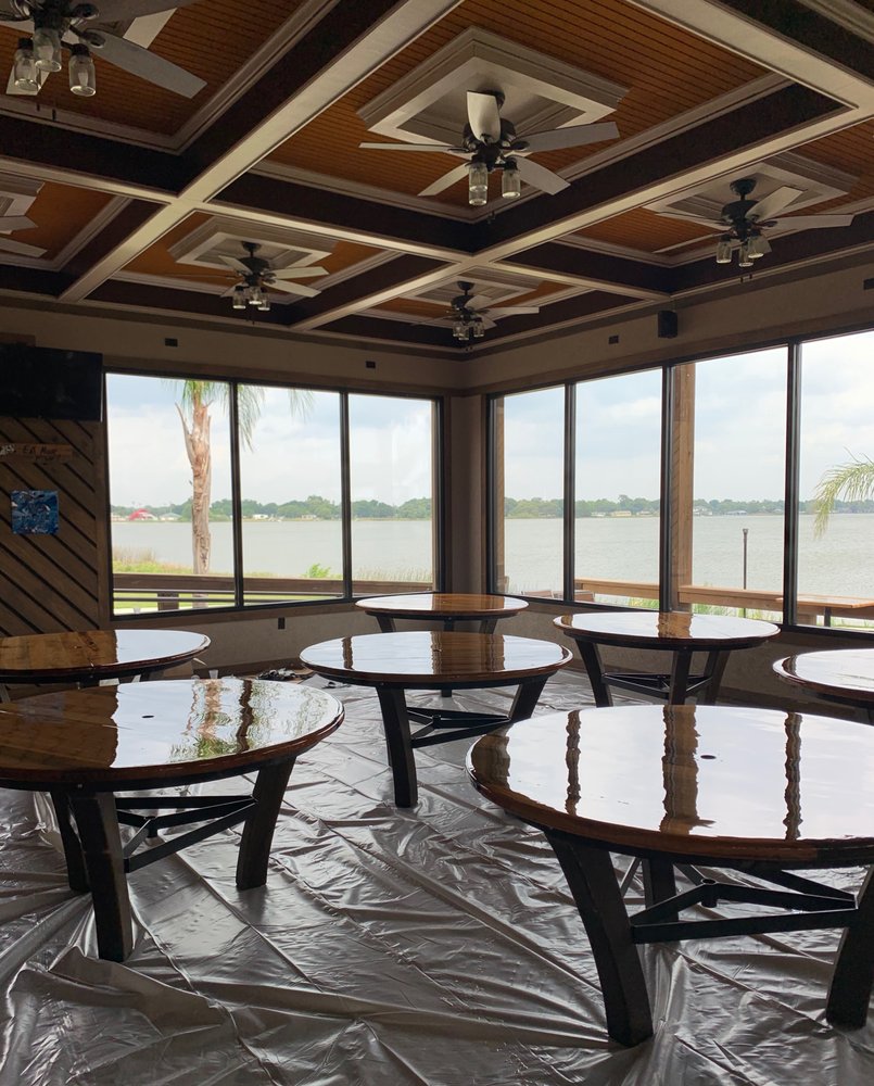 Grills Lakeside Seafood Deck & Tiki Bar