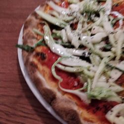 Pizzeria Mamemi & Wine Bar - Pizza rossa con puntarelle