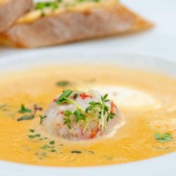 Oscar Im Apropos - Wie wäre es, wenn Sie den Freitag Abend mit unserer leckeren Hummercremesuppe, Ihren besten Freunden und einem Glas Wein ausklinen lassen?