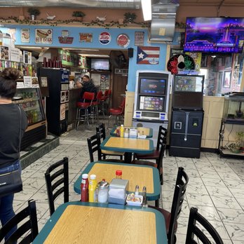 Juniors Grill Cafe - Interior - American Near Me - Melrose Park, Illinois