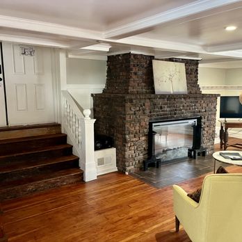Cedar Gables Inn - Large family room.  Formerly the tavern. - Bed & Breakfast Near Me - Napa, California