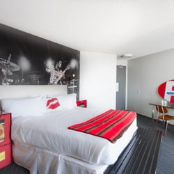 816 Hotel #KCexperience - The PITCh themed room