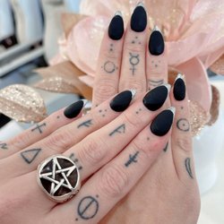 Daisy Nails
