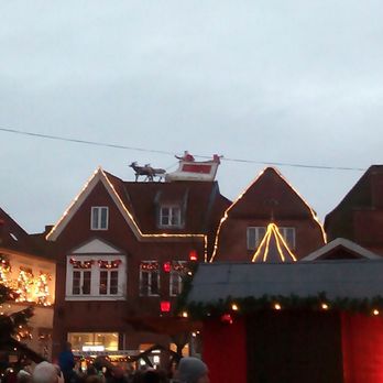 City - Oben landet grade der Weihnachtsmann - Hotels & Travel Near Me
