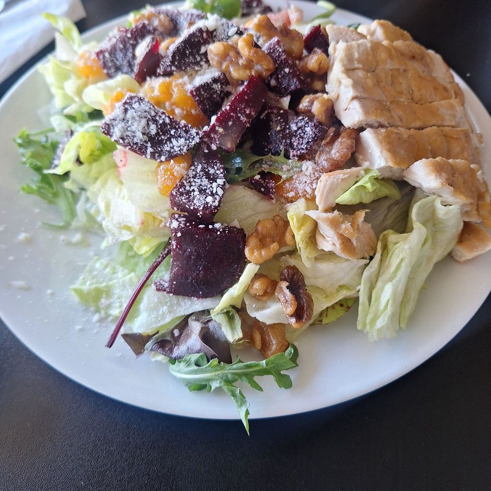 Meester Zebra - BEET salad with chicken - American Near Me - Cathedral City, California Meester Zebra - BEET salad with chicken - American Near Me - Cathedral City, California