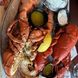 Restaurant Le Matelot - 2 homards (un grillé, un bouilli) avec patate au four et salade