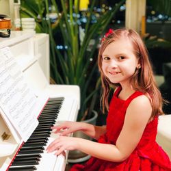Lipeng Chen Music - She enjoys our piano lesson