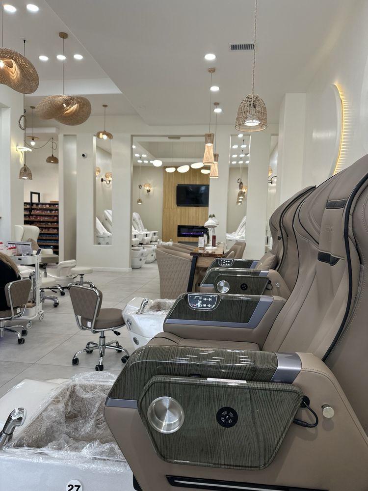 Executive Nails And Spa Heights Logo