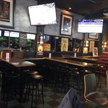 Primetime Lounge - Sports Bars Near Me - Montreal, Quebec