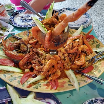 Las Islas Marias - A massive platter of seafood!! Give me, give me, give me!! - Seafood Near Me - Gardena, California