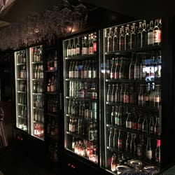 Oliver Twist - Geladeiras com cervejas em garrafa.