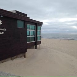 Caçanito - It is located over the sand. Good views over the beach.