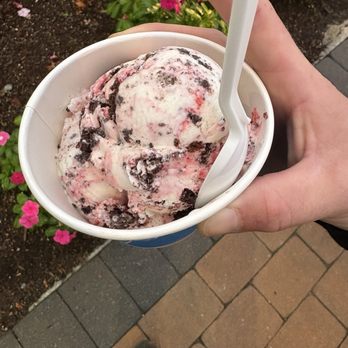 Das' Creamery - Strawberry and cookies flavor - Ice Cream & Frozen Yogurt Near Me - Budd Lake, New Jersey Das' Creamery - Strawberry and cookies flavor - Ice Cream & Frozen Yogurt Near Me - Budd Lake, New Jersey