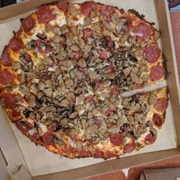 Classic trio...edge to edge toppings, kinda. Classic trio...edge to edge toppings, kinda.