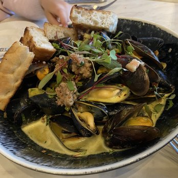 La Vie - French Mussel Pot - Cocktail Bars Near Me - Washington, DC, District of Columbia