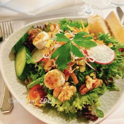 Restaurant Achterdeck - Kleiner Salat mit gratinierten Ziegenkäsetalern...