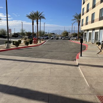 Fairfield by Marriott Inn & Suites Indio Coachella Valley - The front of the building plenty of parking - Hotels Near Me - Indio, California