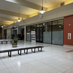Cedar Hills Crossing - Closed and no one walking around