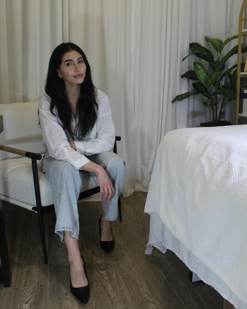 Simple glow skincare Logo