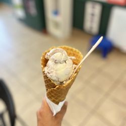Mariposa Ice Cream - White chocolate raspberry ripple