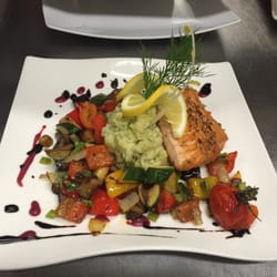 Madel's - Lachsfilet an mediterranem Gemüse auf Dillkartoffelstampf