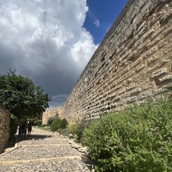 Muralles i Passeig Arqueològic Roman Walls and Archaeological