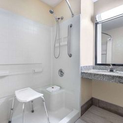 Super 8 by Wyndham Kansas City at Barry Road/Airport - Guest room bath
