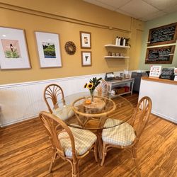 Maui Pie - Seating area
