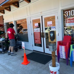 Lake Oswego Ace Hardware - Social distancing line is only a minute if at all