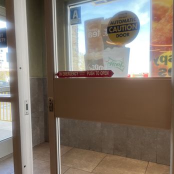 McDonald's - Sliding door entrance - Fast Food Near Me - Lebec, California