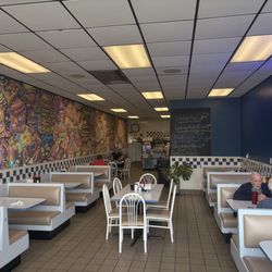 Memaws Diner - Plenty of seating, bright and clean