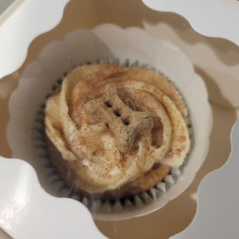 Deckers Dog & Cat - Cinnamon Honey cupcake for dogs - Pet Stores Near Me - San Diego, California