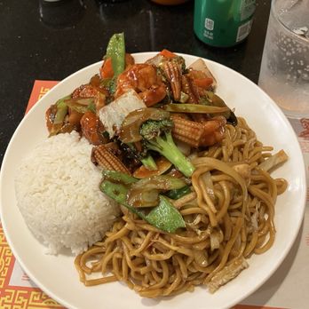 Hunan Villa Restaurant - Prawns with mixed vegetables combination plate - Chinese Near Me - Oakdale, California