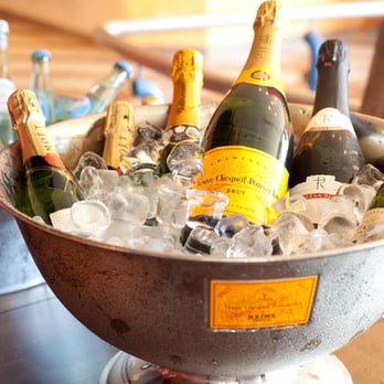carathotel Basel - direkt gepresste Säfte, Mineralwasser und Prosecco - Hotels Near Me - Basel, BS