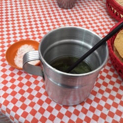 Makara Sea Food - Agua de tamarindo y hierbabuena
