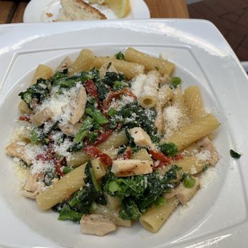 Basil Leaf Cafe - Chicken Rigatoni con Broccoli Rapa Pollo alla Griglia e Pomodoro - Italian Near Me - Locust Valley, New York